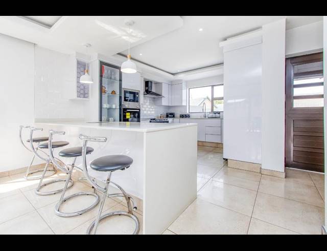 4 BEDROOM HOUSE FOR SALE IN VAN RIEBEECK PARK